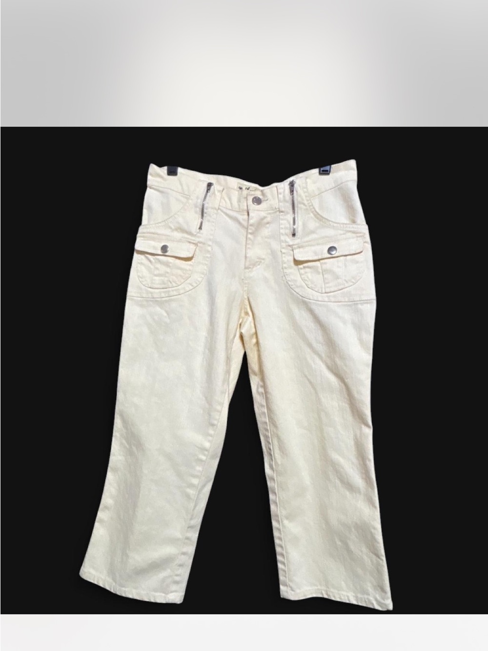 Annie USA cream capri pants with zipper pockets in a size 7